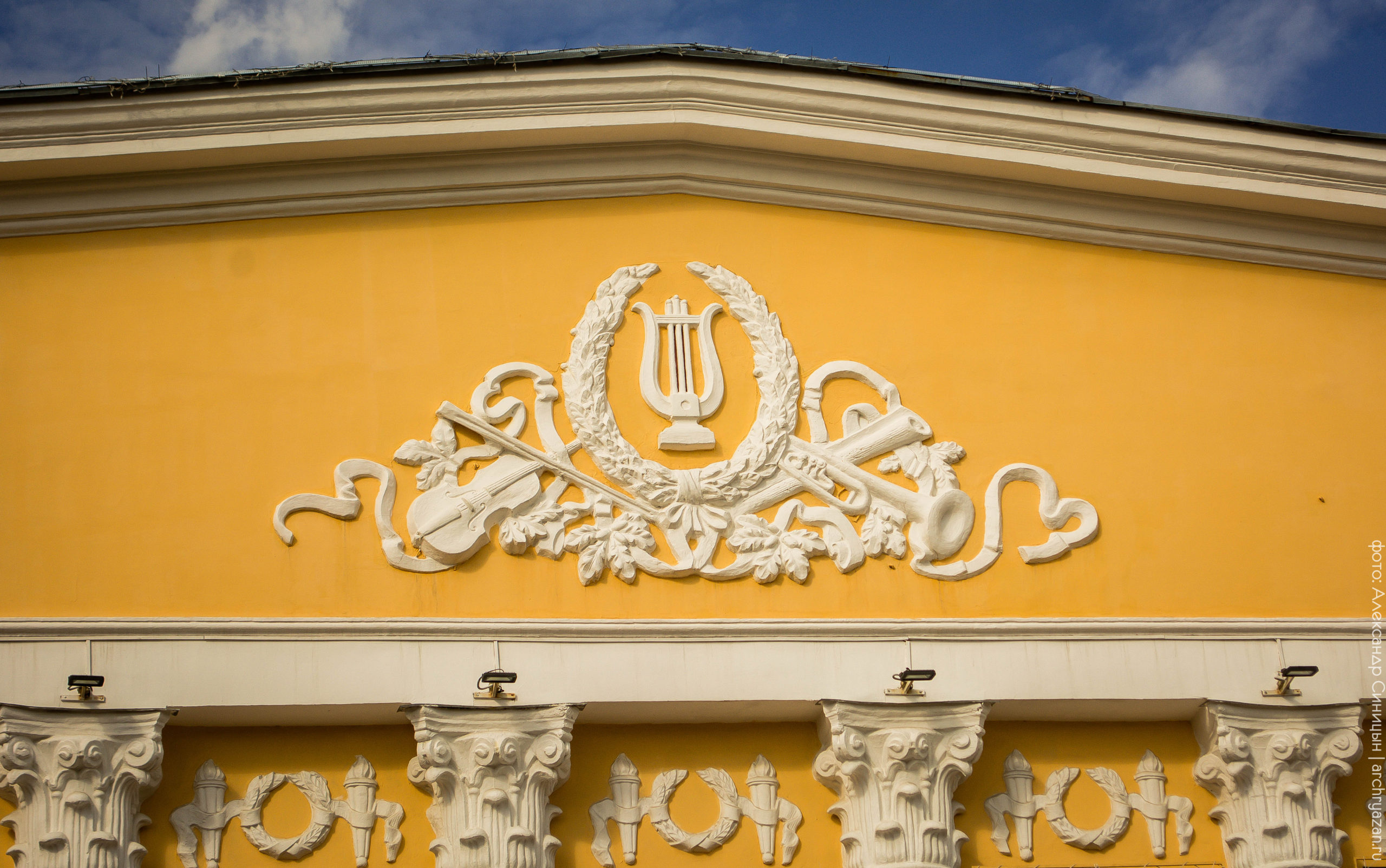 Тимпан на фасаде Рязанской Филармонии