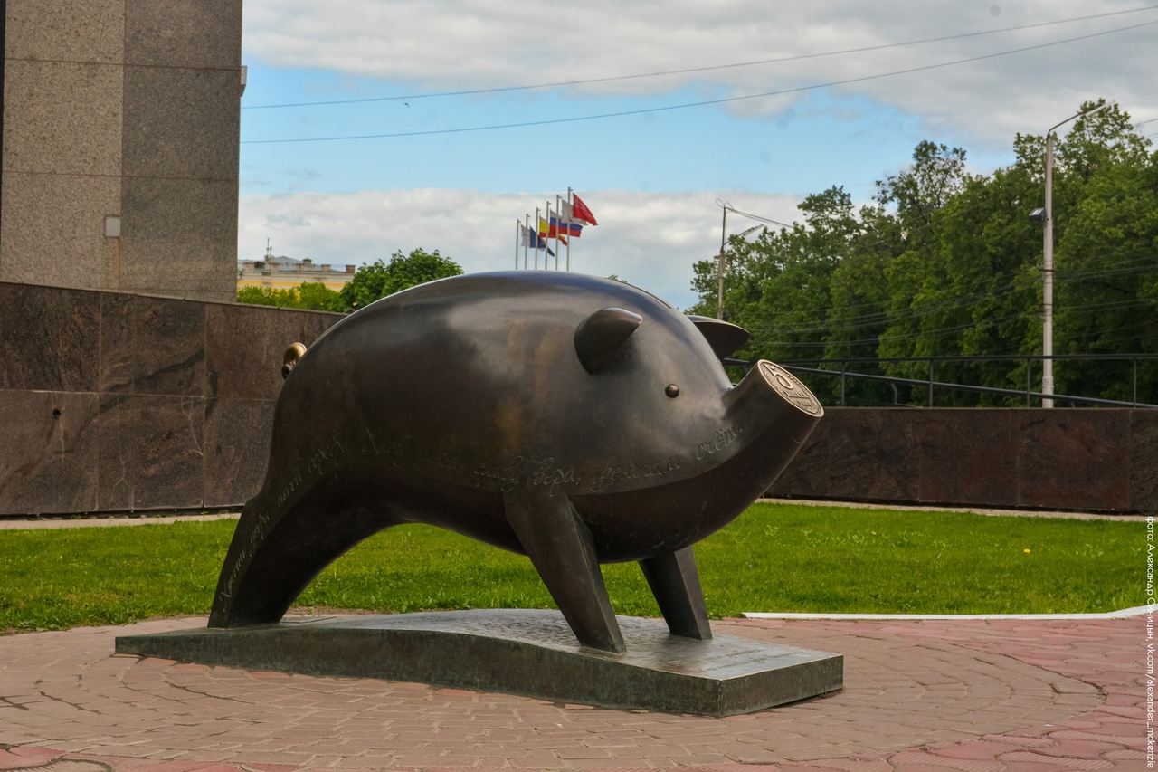 Памятник свинье-копилке