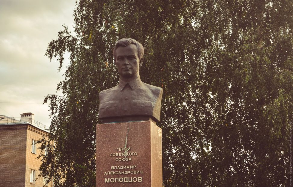 Памятник Владимиру Молодцову