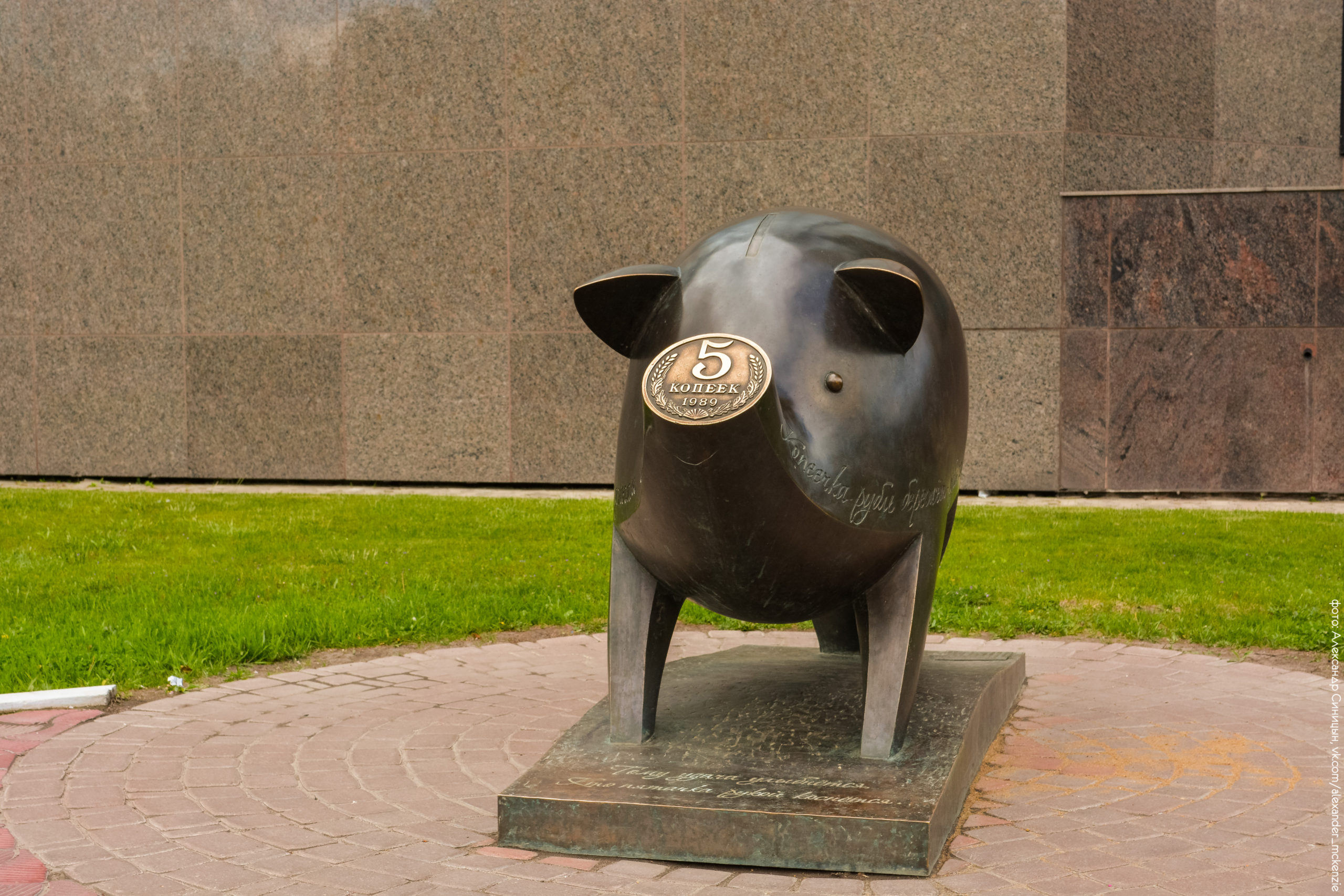 Скульптура «Свинья-копилка»